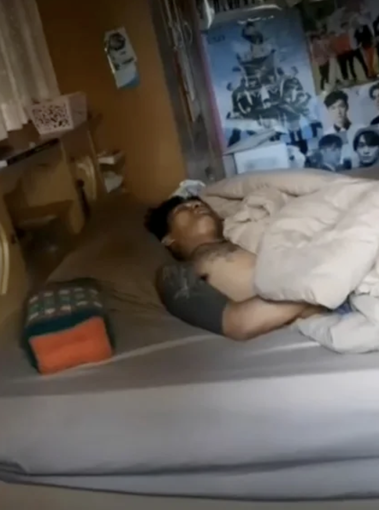 你累了嗎?笨賊看到家中無人一時放鬆開冷氣睡到忘我 被警察叫醒一臉茫然「我在哪、我是誰」